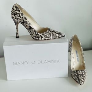 Brand new, NEVER WORN, showstopping snakeskin Manolo Blahnik pumps size 40